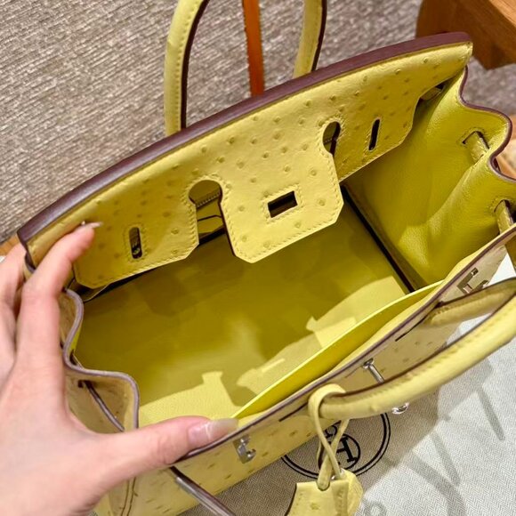 Classic Hermes Bag: A Stylish and Versatile Choice for Elegance - Picture 3 of 7